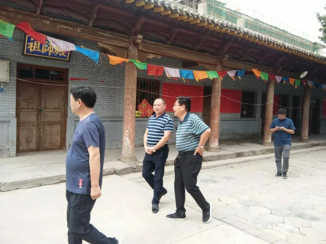 市领导对我们公司投资文化特色的艺术街实地考察